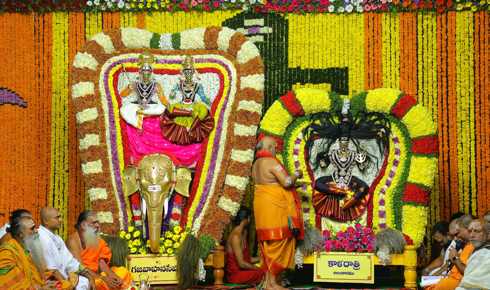 అనంతరం కాళరాత్రిపూజ మంత్రపుష్పంతో పాటు అమ్మవారికి ఆస్థానసేవ నిర్వహించారు. 