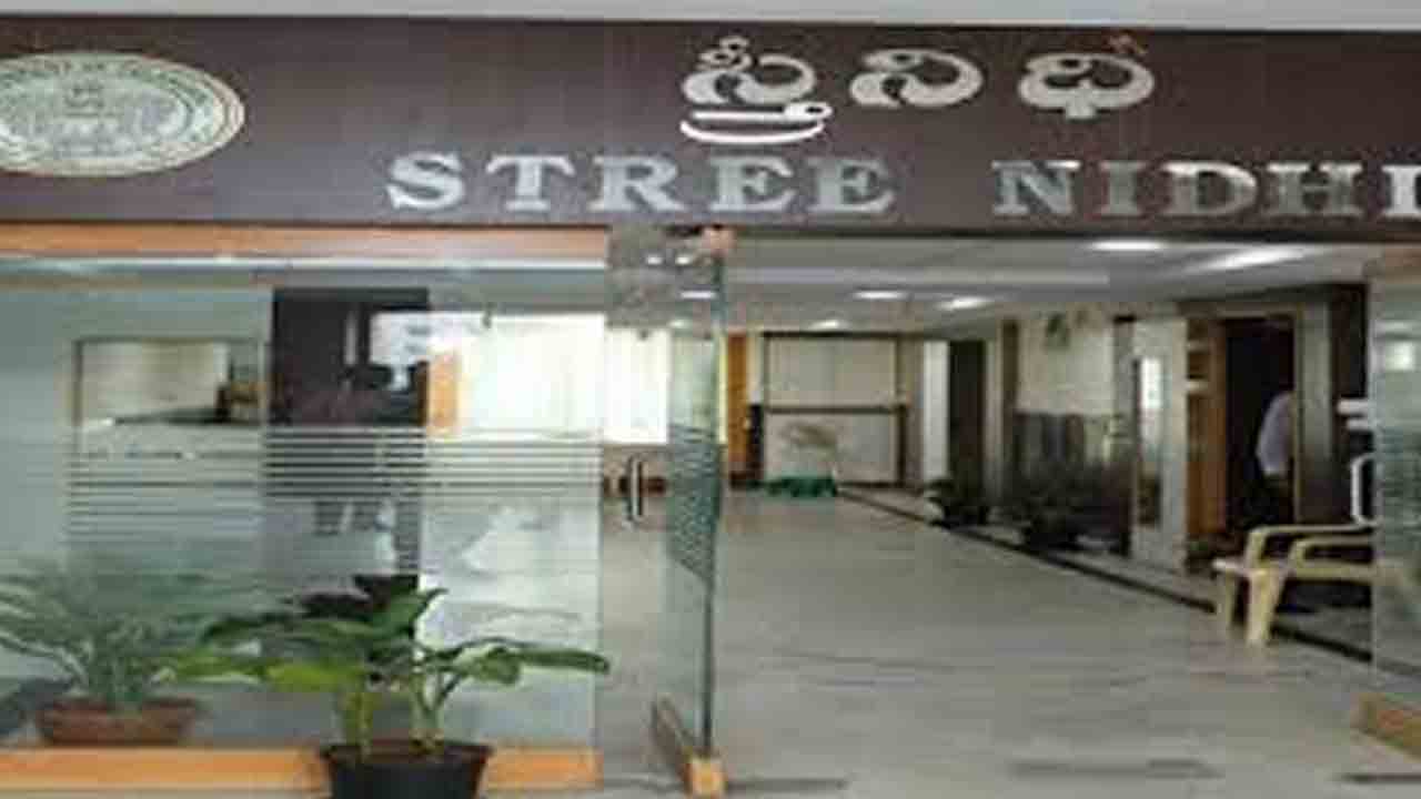 స్త్రీనిధి ఎండీకి ఎస్సీ, ఎస్టీ కమిషన్‌ నోటీసు