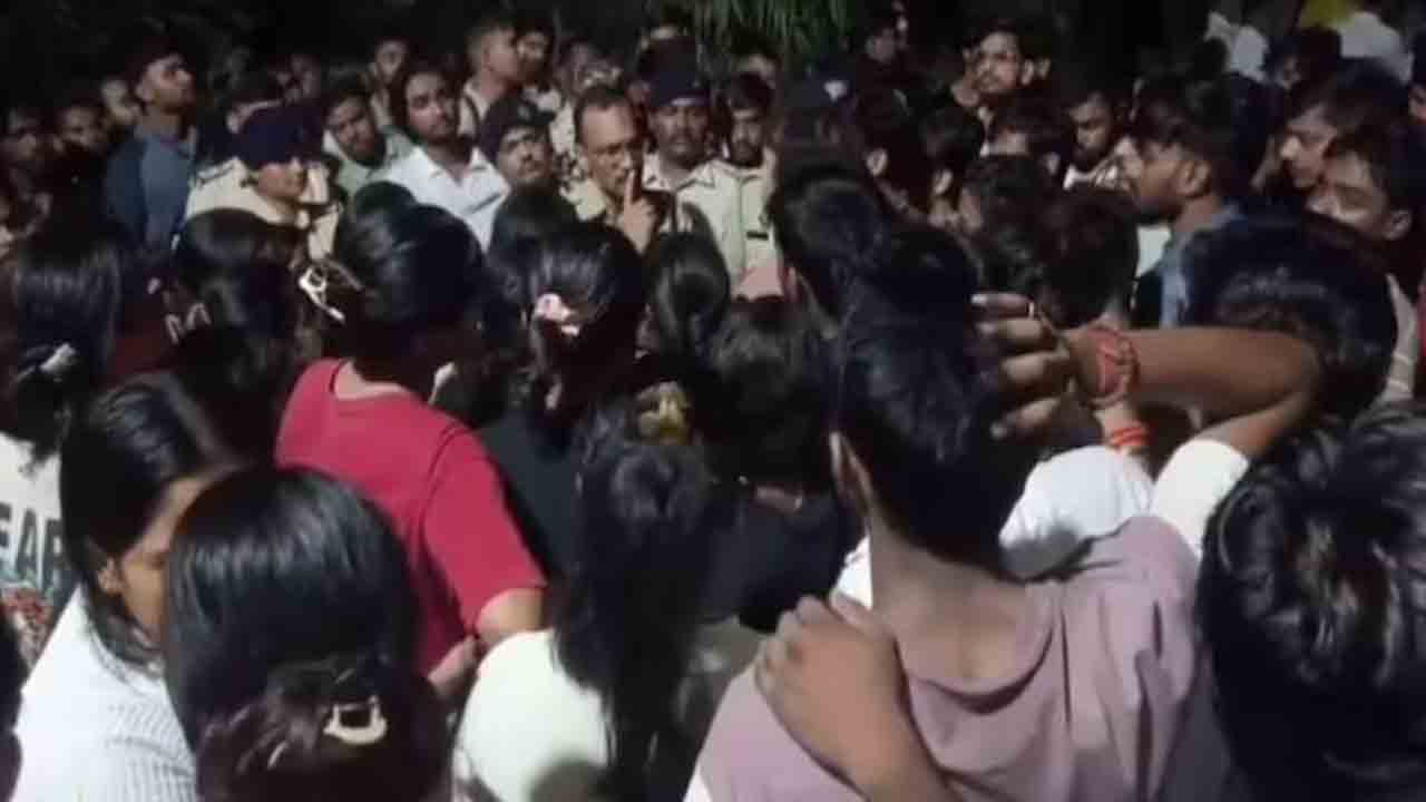 Engineering Student Suicide | హాస్టల్ బిల్డింగ్‌ పైనుంచి దూకి విద్యార్థిని ఆత్మహత్య..   ప్రిన్సిపాల్‌ వేధిస్తున్నట్లు ఆరోపణలు