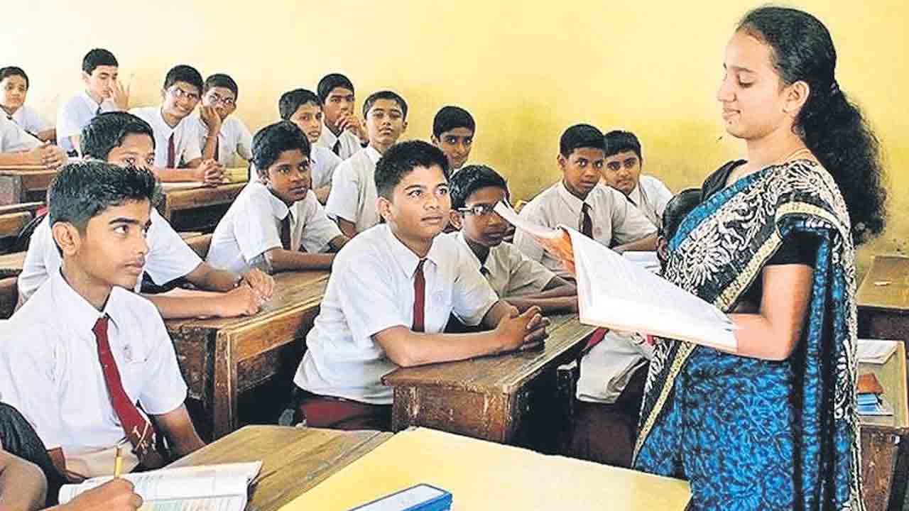 టీచర్లుగా కొనసాగాలంటే టెట్‌ తప్పనిసరి.. ఐదేండ్ల్లకు మించి సర్వీసుంటే టెట్‌ పాస్‌ అవ్వాల్సిందే : సుప్రీం