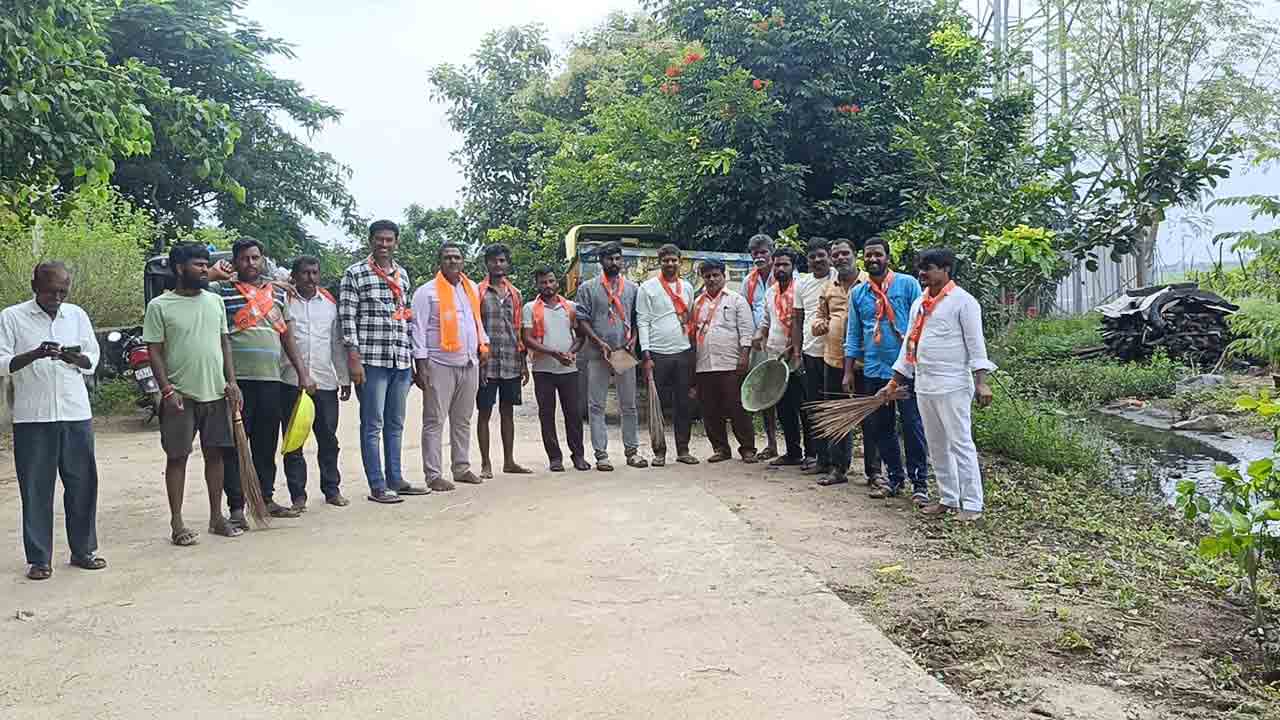 Swachh Bharat | స్వచ్ఛ భారత్.. చీపురు పట్టి రోడ్డును శుభ్రం చేసి..