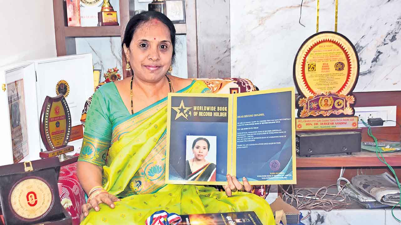 సూపర్ టీచర్.. వాళ్లు చెప్పే పాఠాలే కాదు, జీవిత పాఠాలూ విలువైనవే!