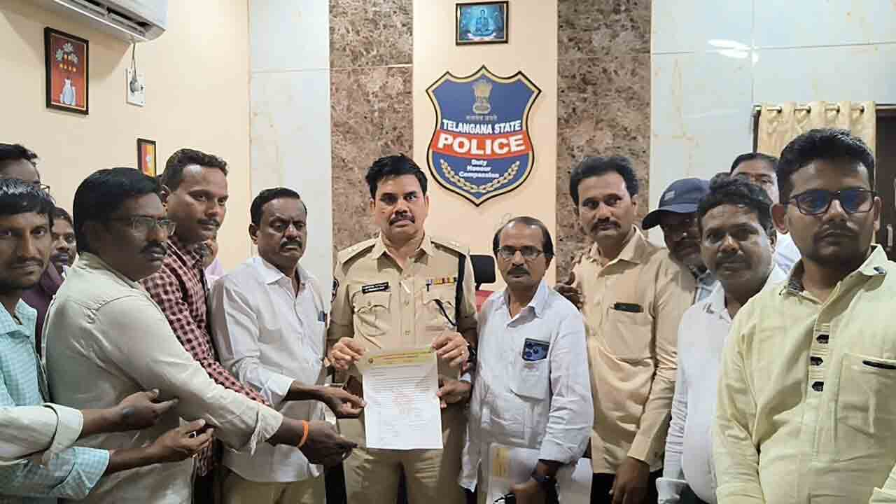 జర్నలిస్టులపై అక్రమ కేసులను ఎత్తివేయాలి