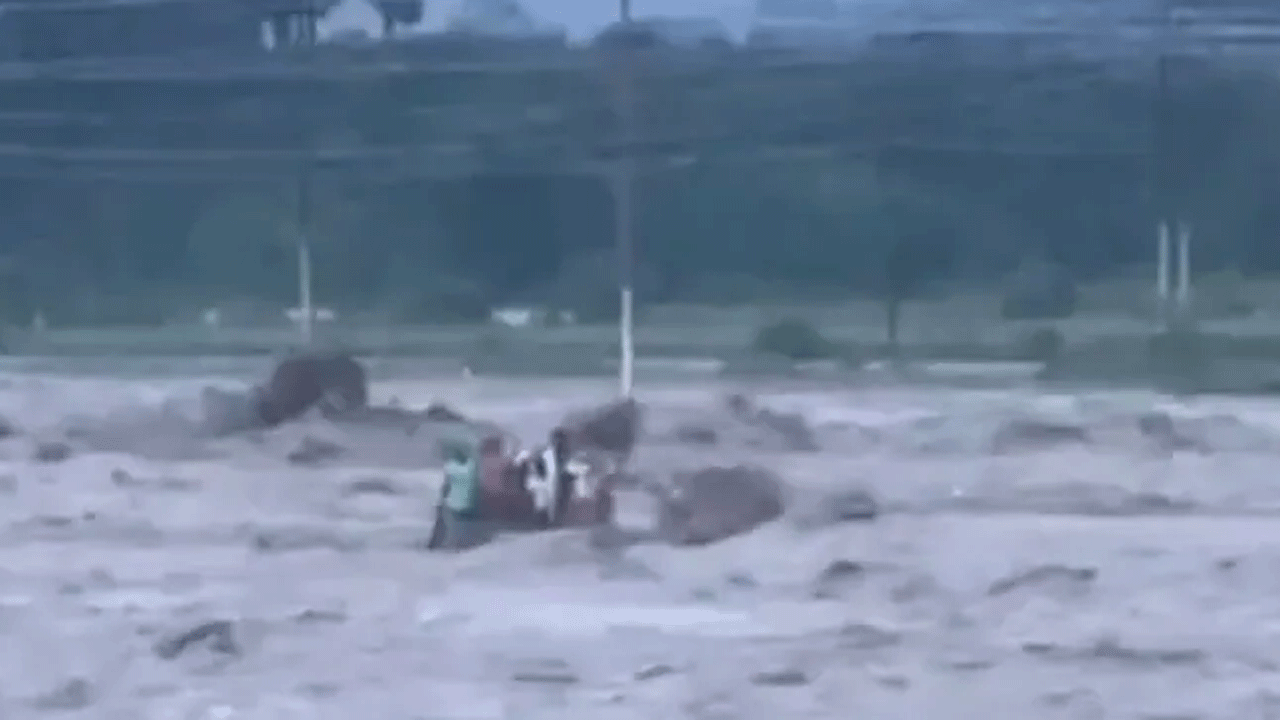 Dehradun | వరద ఉద్ధృతికి నదిలో కొట్టుకుపోయిన ట్రాక్టర్‌.. పది మంది గల్లంతు.. షాకింగ్‌ వీడియో