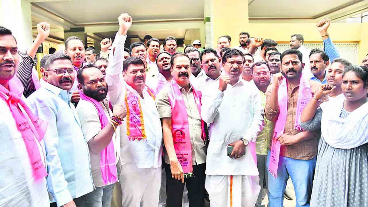 పాదయాత్రకు అడ్డంకులు..