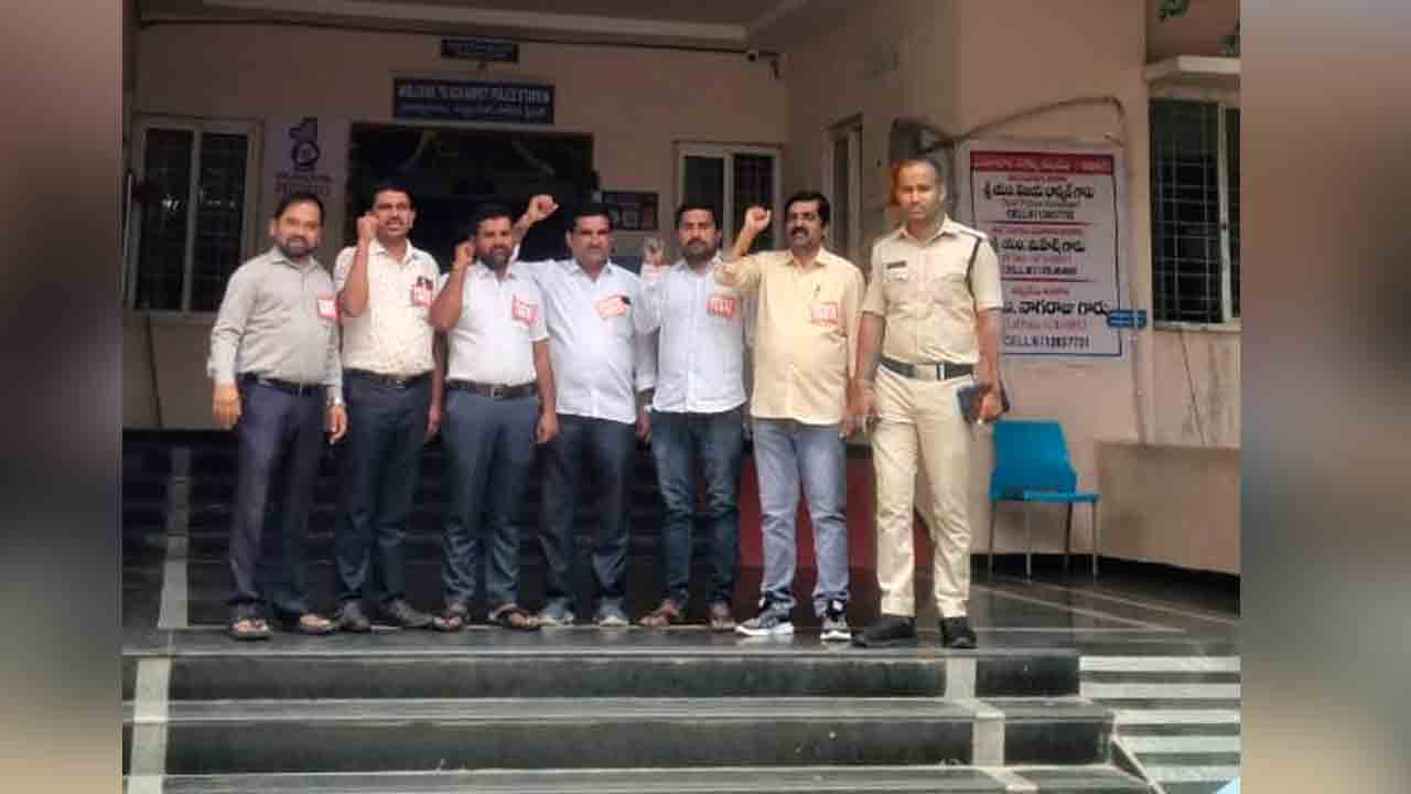 Teachers arrest | కమీషనరేట్‌ ముట్టడికి బయలుదేరిన ఉపాధ్యాయులను అదుపులోకి తీసుకున్న పోలీసులు