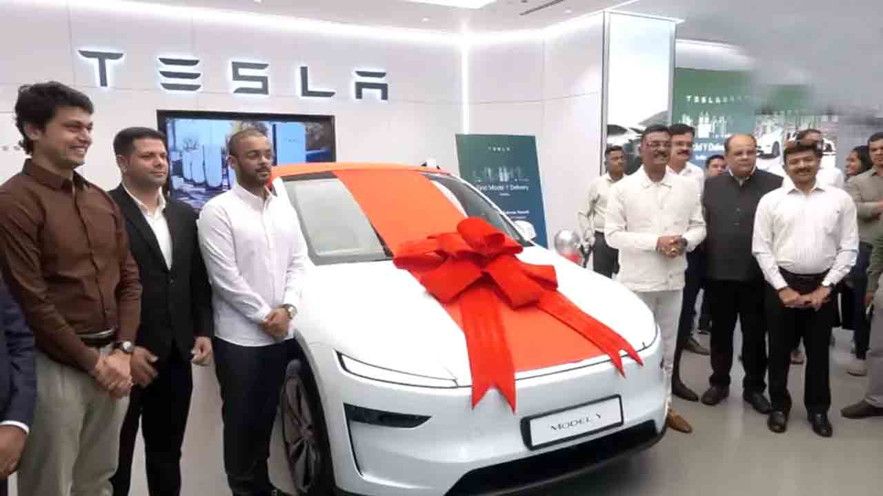 Tesla | భారత్‌లో తొలి కారును డెలివరీ చేసిన టెస్లా.. ఇంతకీ ఎవరు కొన్నారంటే..?
