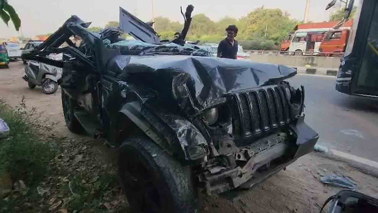 Road Accident | డివైడర్‌ను ఢీ కొట్టిన థార్‌ కారు.. ఐదుగురు మృతి