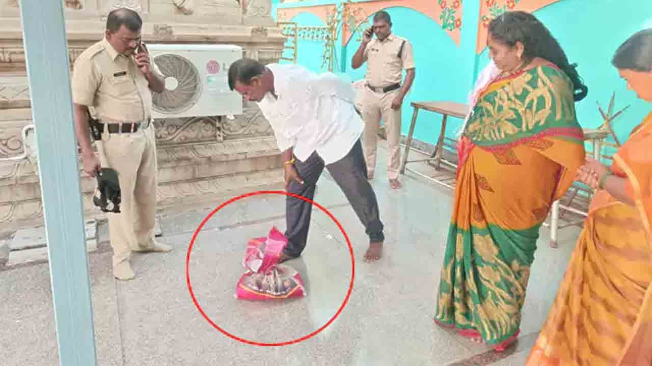 Viral news | అమ్మవారి ఆలయంలో చోరీ.. నెల తర్వాత దోచుకున్న సొత్తు వదిలివెళ్లిన దొంగ..!