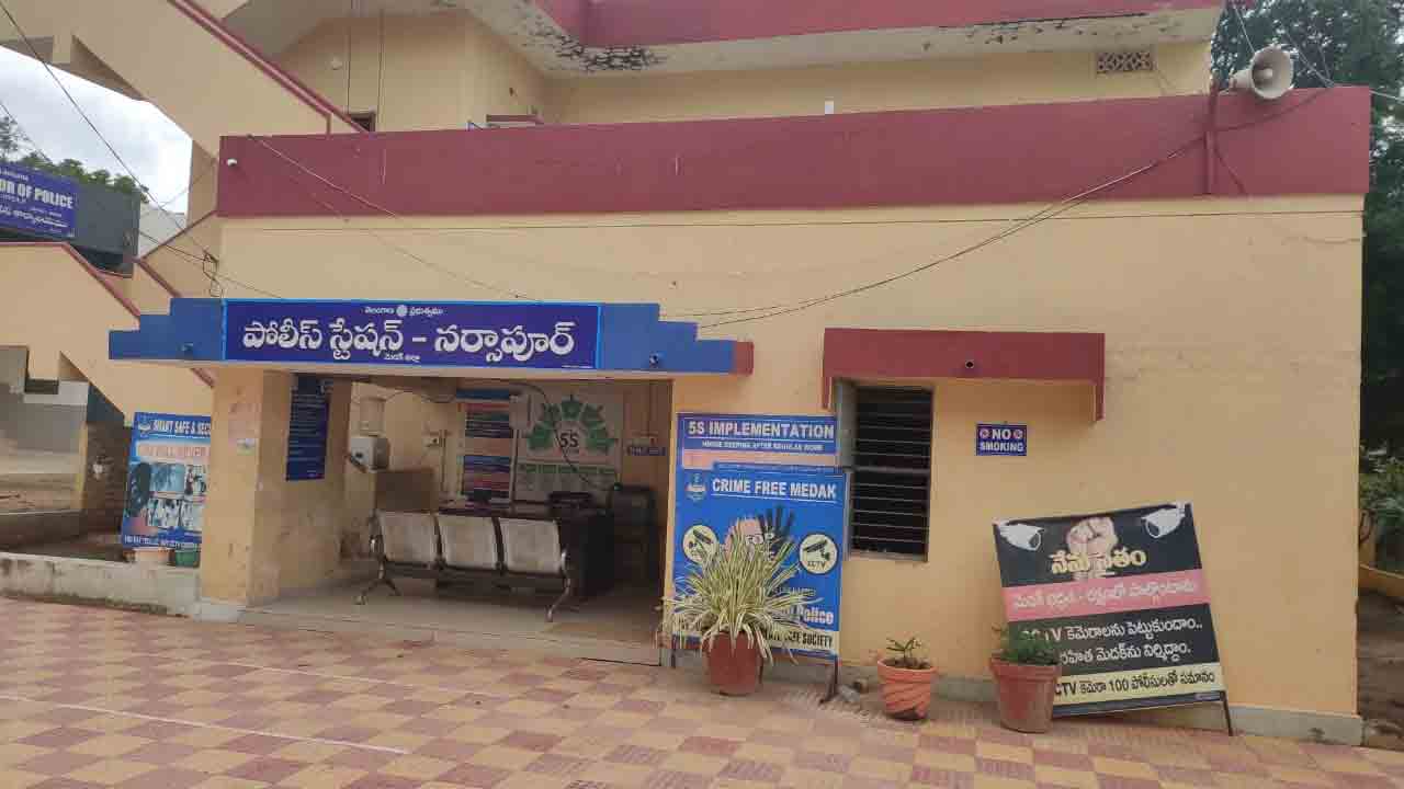 Thieves | పోలీస్‌ స్టేషన్‌కు దగ్గరలోనే.. ఒకే రాత్రి రెండు దుకాణాల్లో దొంగల చోరీ