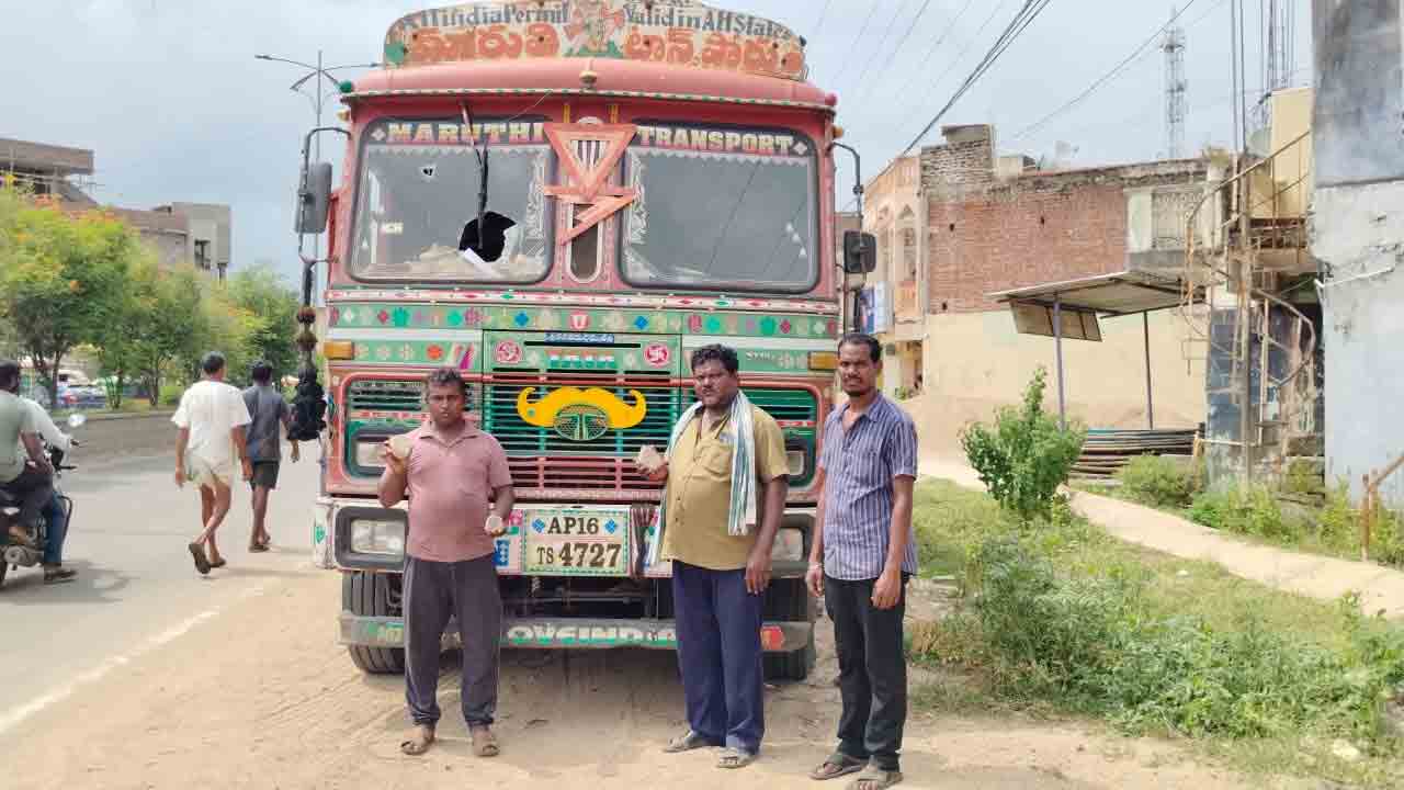 Crime news | గంజాయి మత్తులో యువకుల వీరంగం.. పోలీసుల అదుపులో ఇద్దరు.. పరారీలో ఒకడు