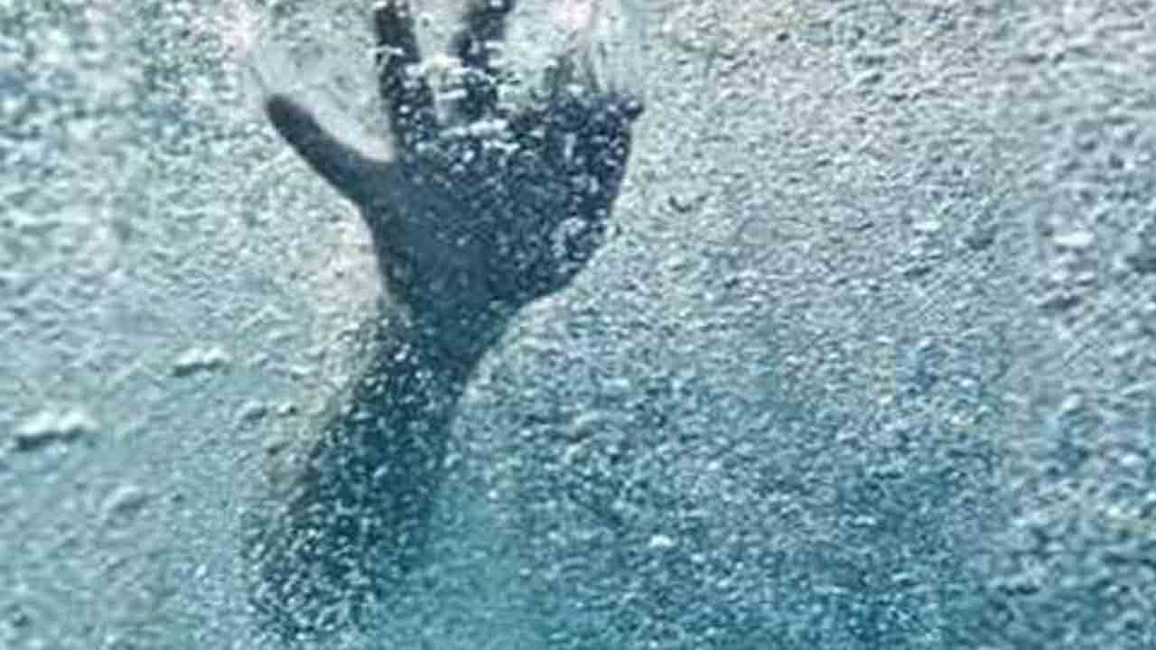 Serial deaths | అంత్యక్రియలకు వెళ్లివస్తూ కారు ప్రమాదంలో నలుగురు మృతి.. వారి అంత్యక్రియలకు వెళ్లి మరో ముగ్గురు దుర్మరణం..!