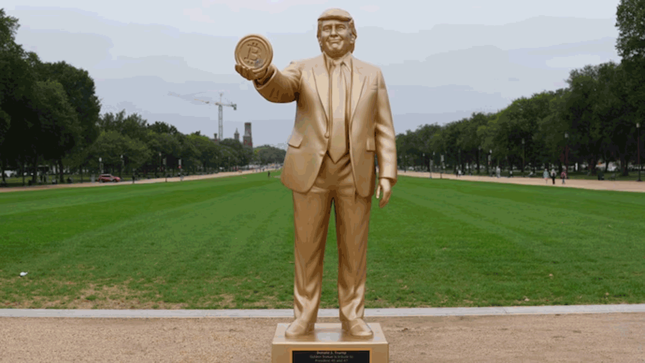 Trump Golden Statue | అమెరికా క్యాపిటల్ భవనం ఎదుట ట్రంప్ బంగారు విగ్రహం ఏర్పాటు