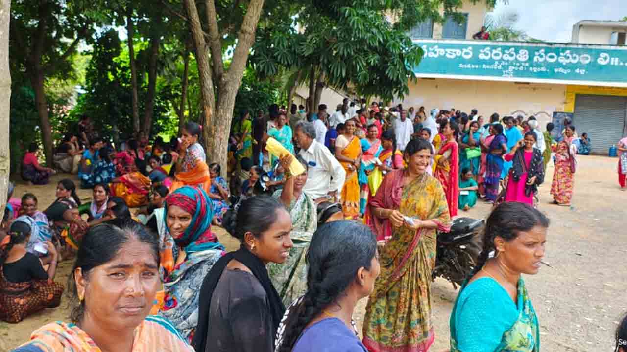 Urea | యూరియా కోసం పాట్లు.. రైతుల తోపులాట