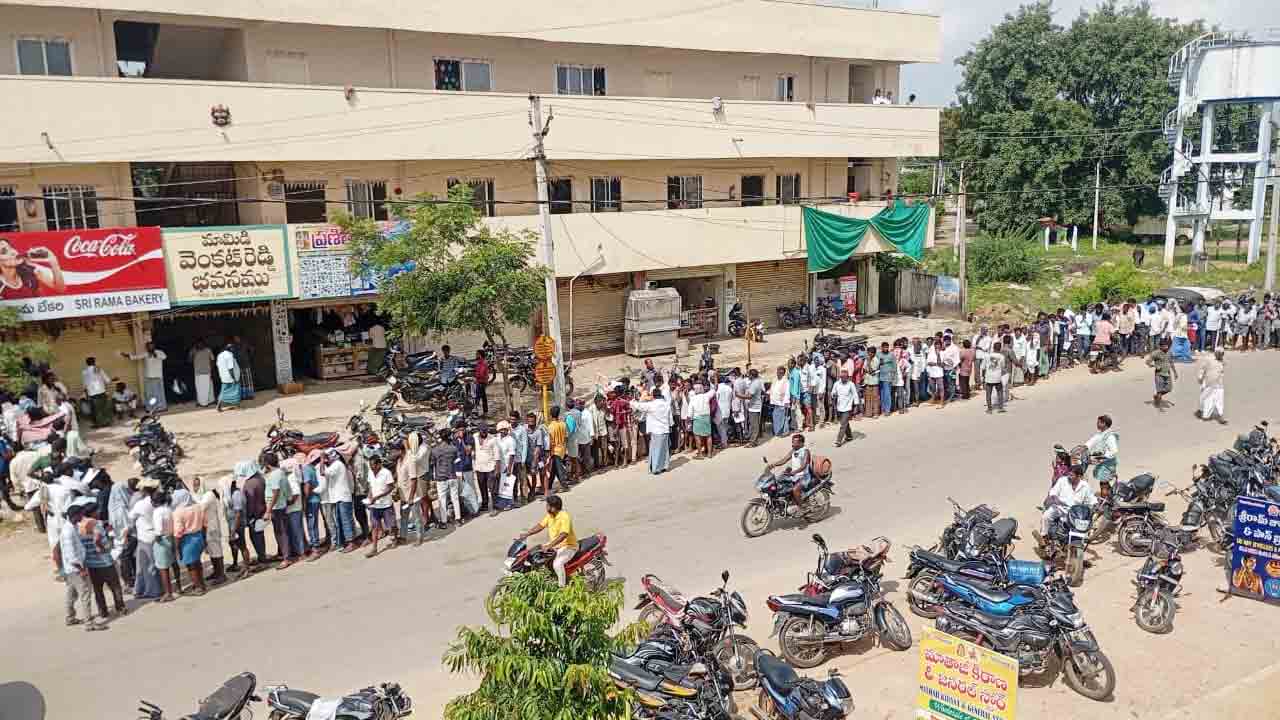 Farmers Line | ఓట్ల కోసం కాదు.. యూరియా కోసం నిలబడ్డ రైతులు