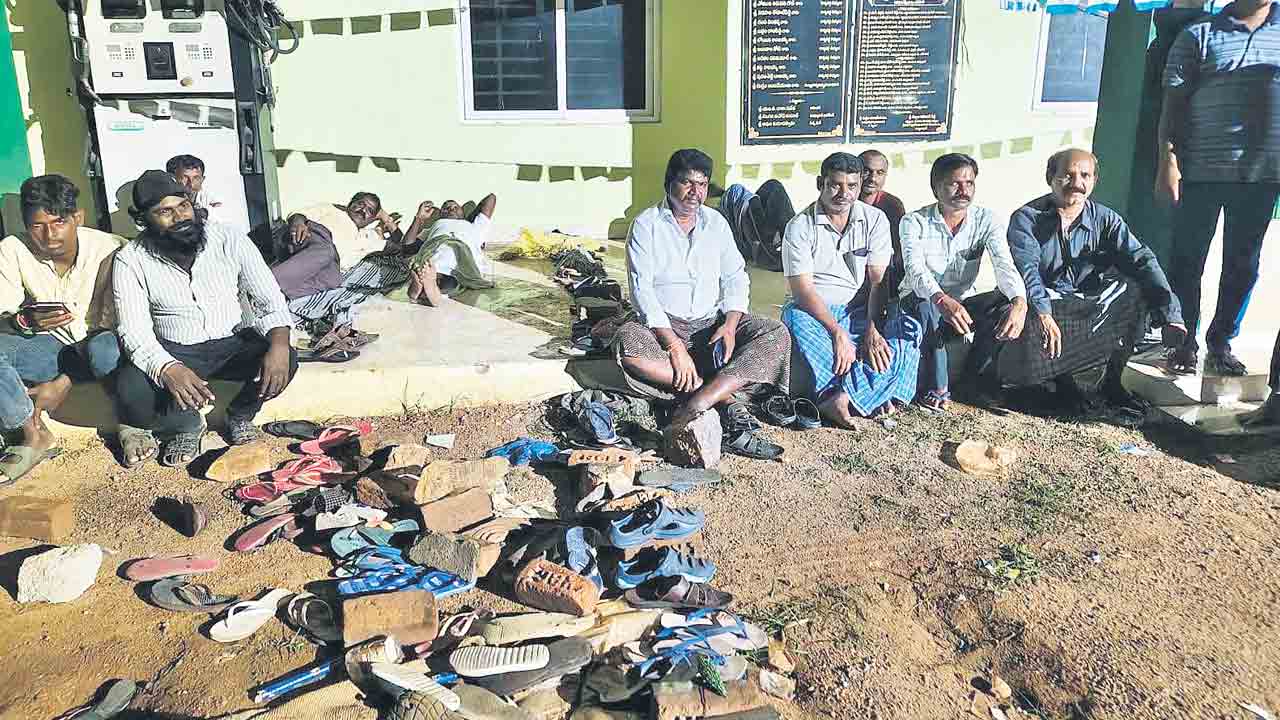 యూరియా దొరకాలంటే జాగారం చేయాల్సిందే