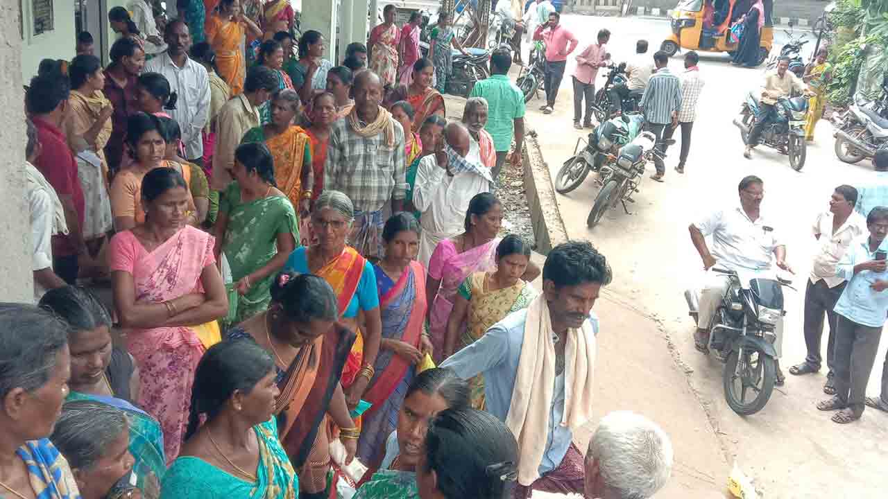 సొసైటీల వద్ద పొద్దంతా పడిగాపులు