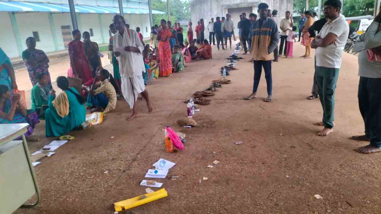 పంట నోటికాడికొచ్చె.. యూరియా లేకపాయె..