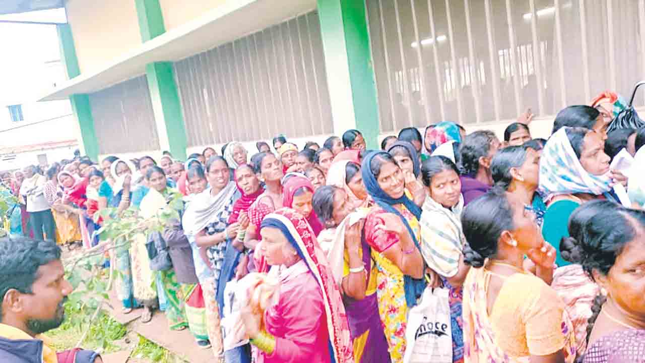 యూరియా కోసం రైతుల పడిగాపులు