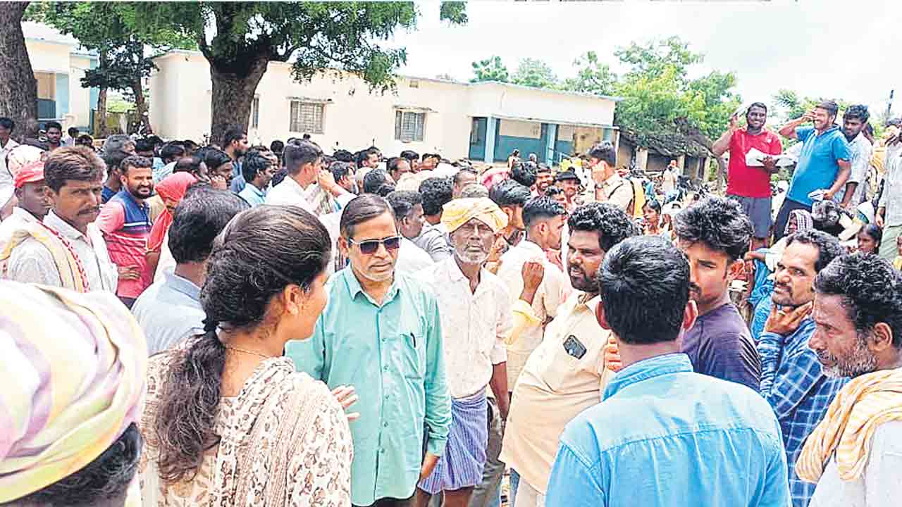 పడిగాపులు.. తోపులాటలు