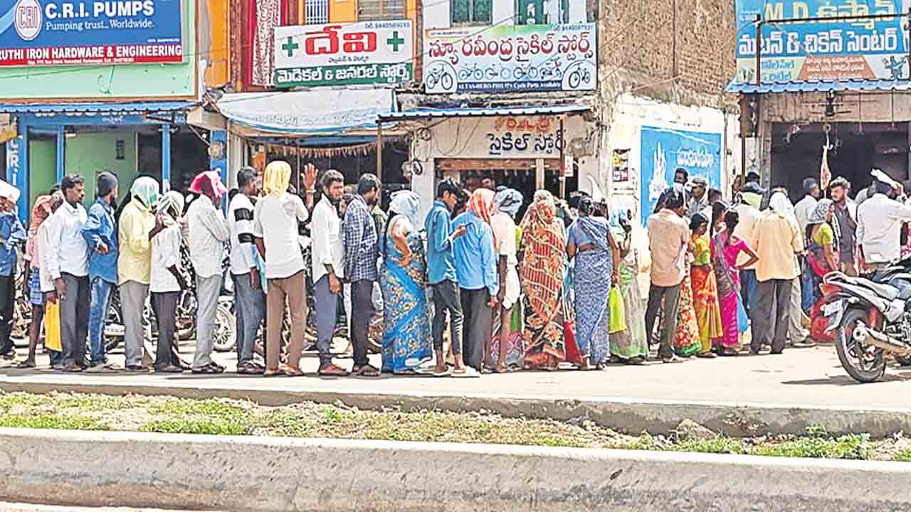 రైతులకు తప్పని యూరియా కష్టాలు