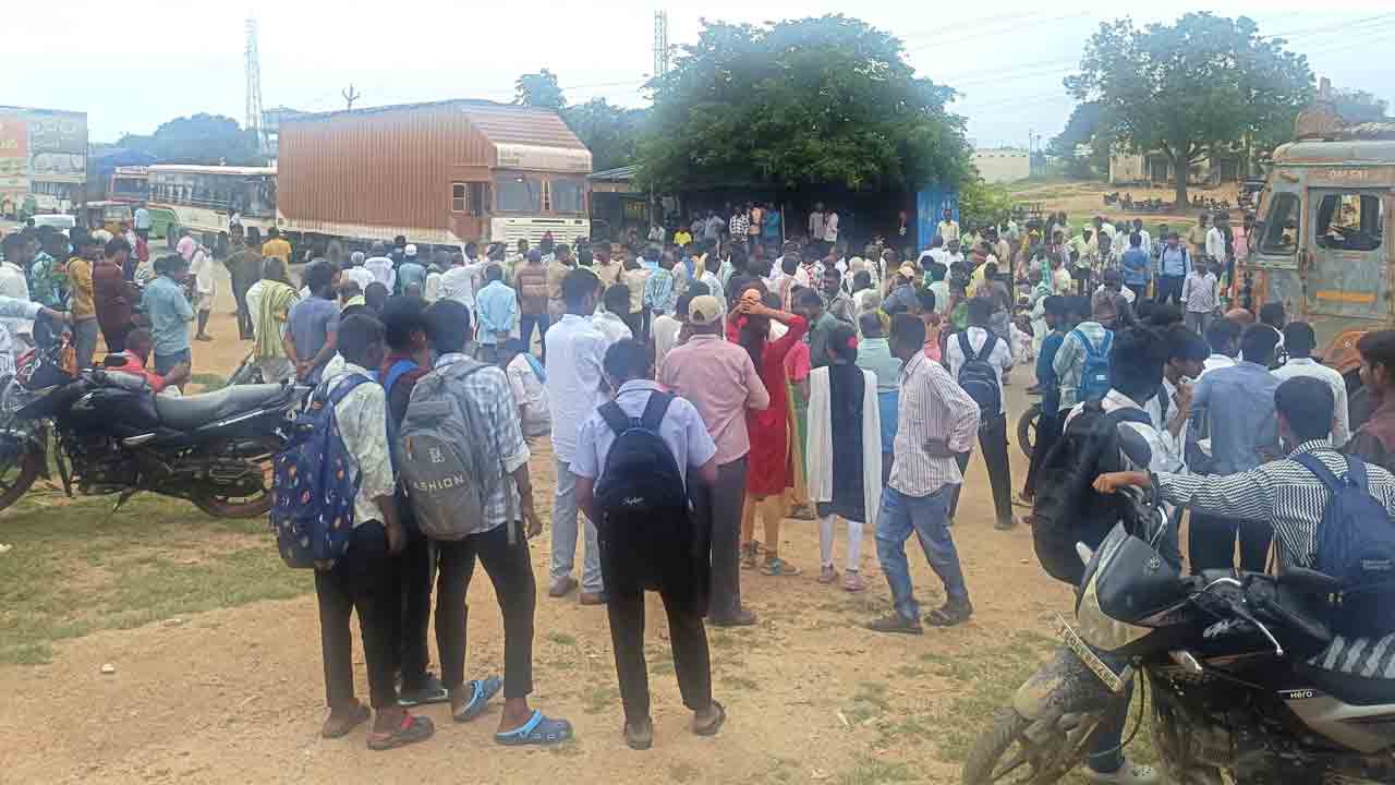 యూరియా ఇవ్వడం లేదని..