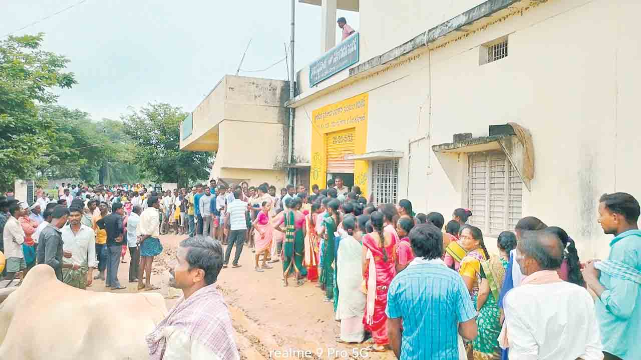 యూరియా లేదయా.. ఓ రైతన్న రేపు రా!