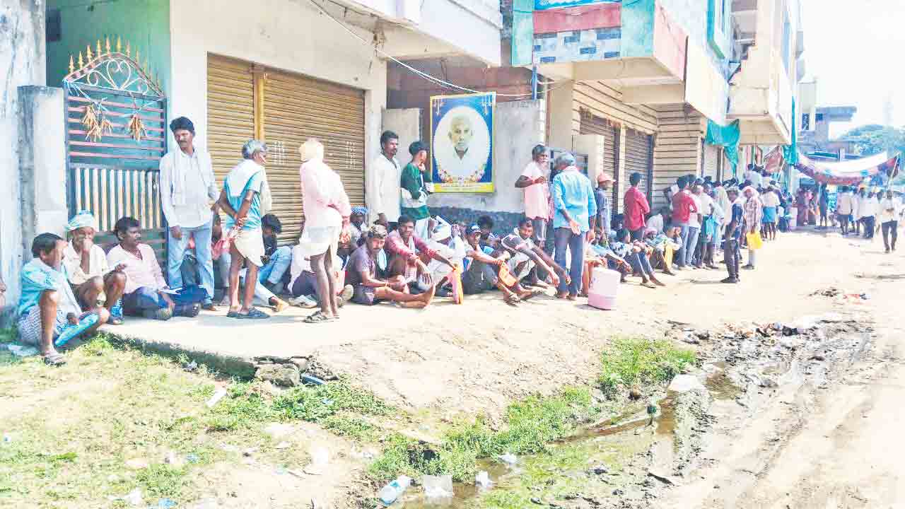 అర్థరాత్రి అమ్మకం.. గుట్టు చప్పుడు కాకుండా అధిక ధరలకు యూరియా విక్రయం