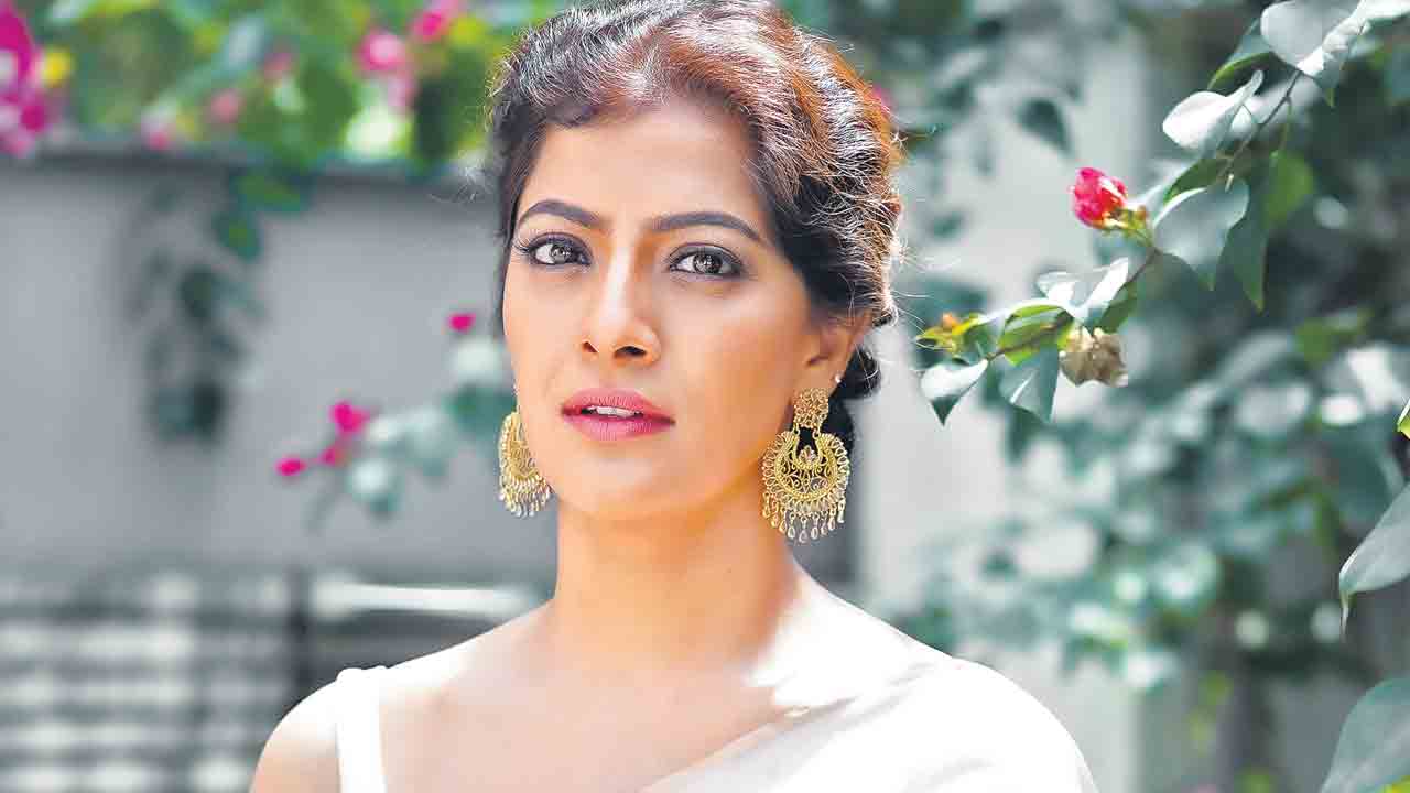 సరస్వతిగా వరలక్ష్మి