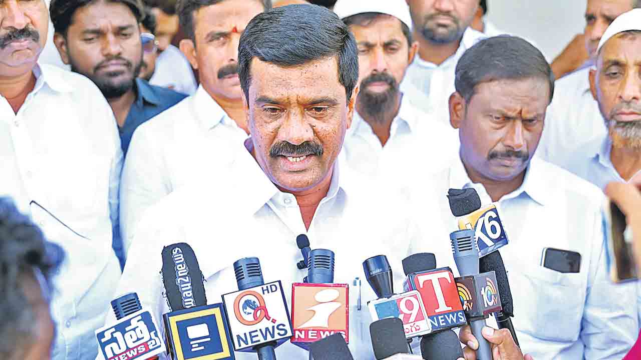 యూరియా ఇప్పించలేని ఎంపీలు ఎందుకు?.. వేముల ప్రశాంత్‌రెడ్డి