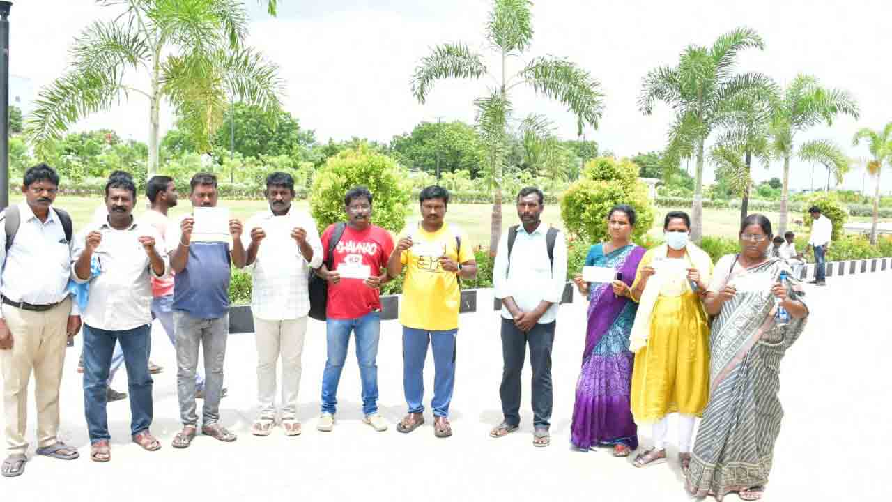 విదేశాల్లో ఉద్యోగాల ఇప్పిస్తానని..