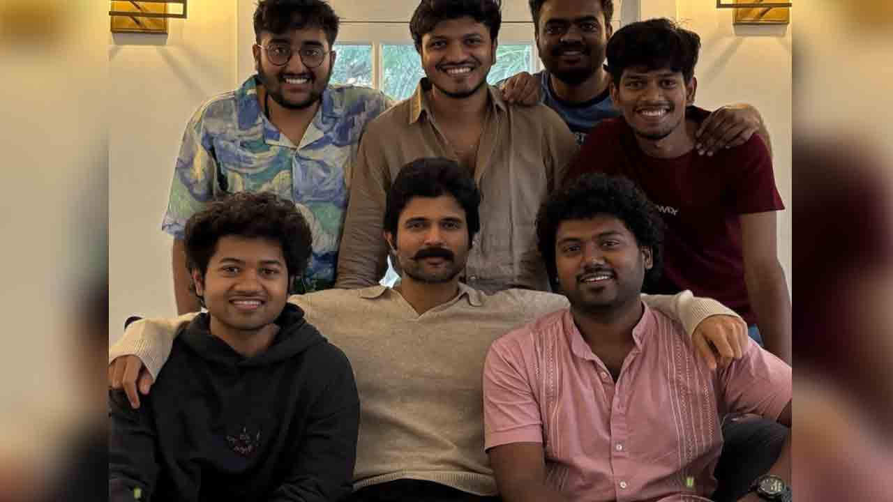 Vijay Devarakonda | విజ‌య్ దేవ‌ర‌కొండ‌ని క‌లిసిన ‘లిటిల్ హార్ట్స్’ టీమ్
