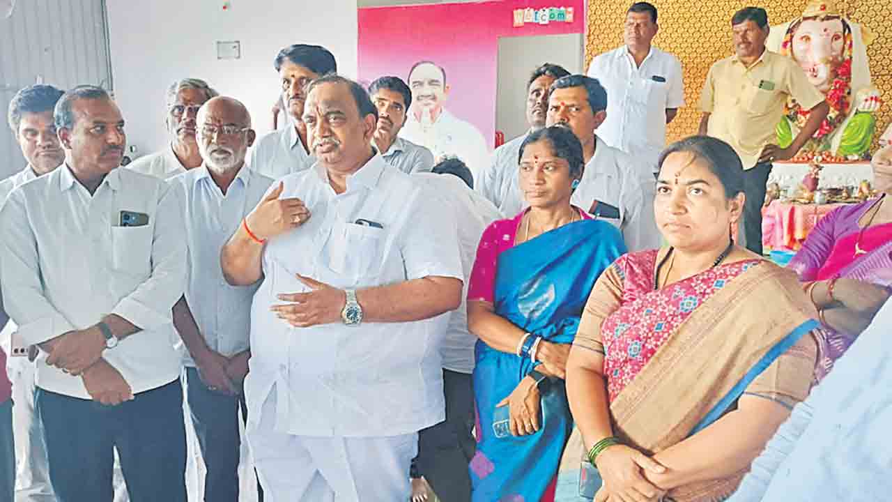 ఖమ్మంలో లేని యూరియా కొరత హుస్నాబాద్‌లో ఎందుకు?