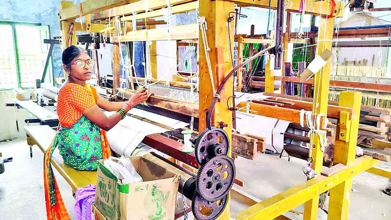 చేనేతపై జీఎస్టీ ఎత్తివేసేనా?