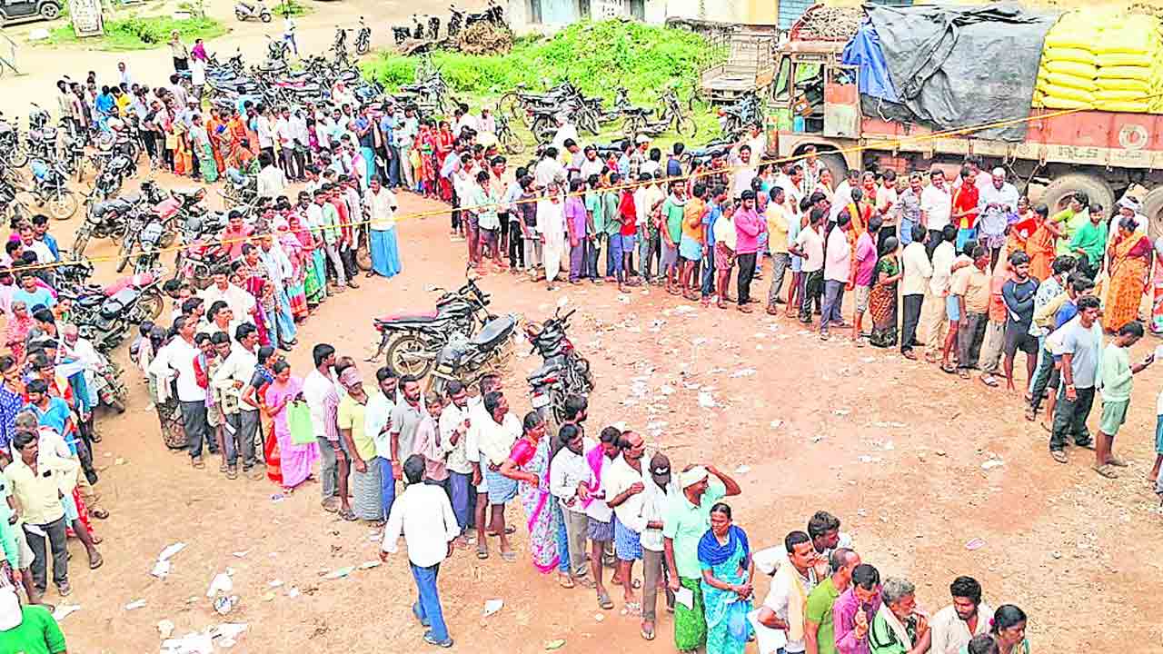 యూరియా రాకపాయె.. కునుకు కరువాయె