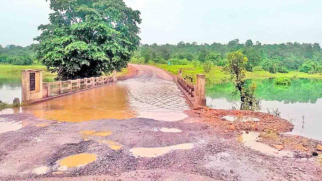 తగ్గినట్టే తగ్గి పెరుగుతున్న గోదావరి