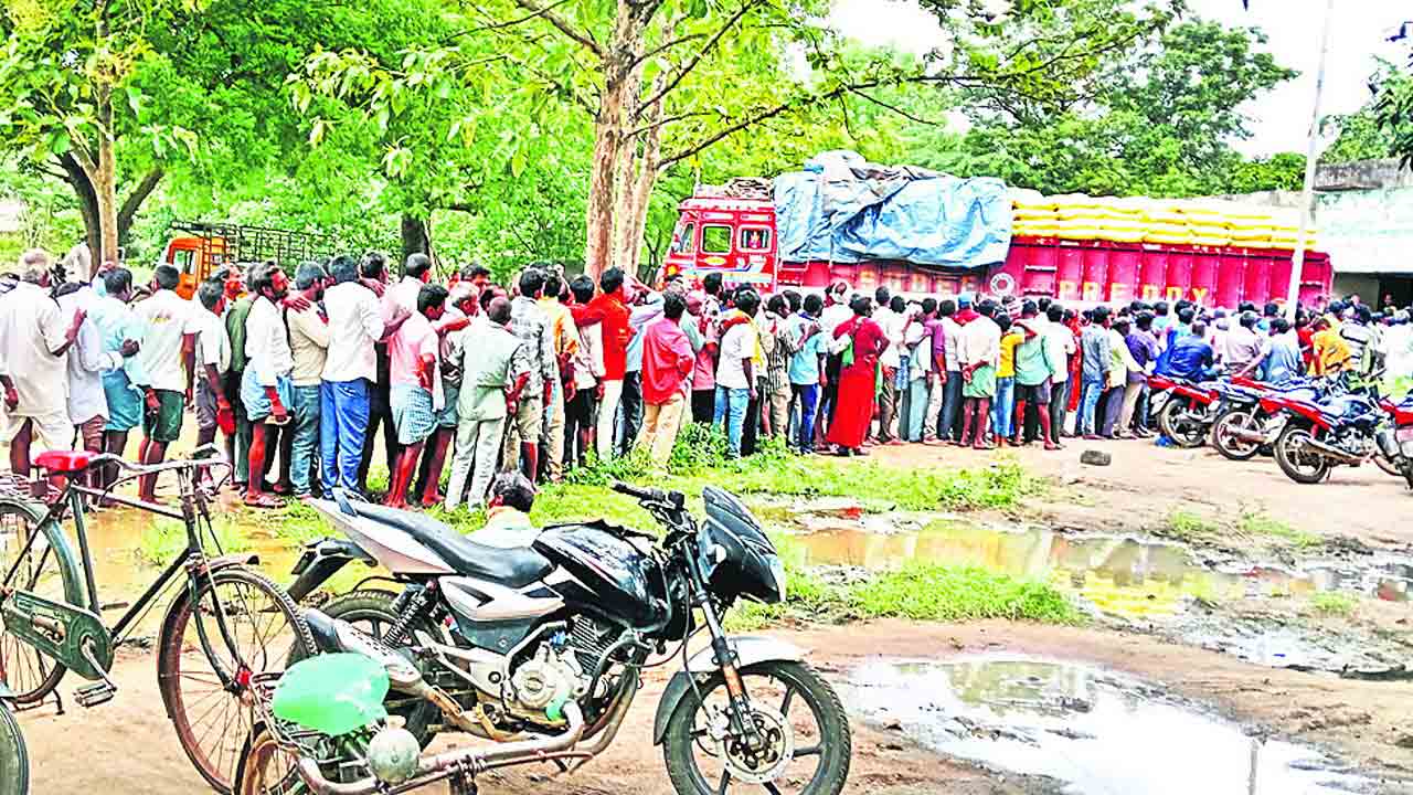 యూరియా కొట్టాట.. తప్పని తండ్లాట