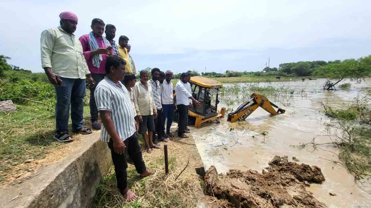 Water leak | తూము నుంచి నీళ్లు లీకేజీ.. వనం చెరువు బుంగ పూడ్చివేత