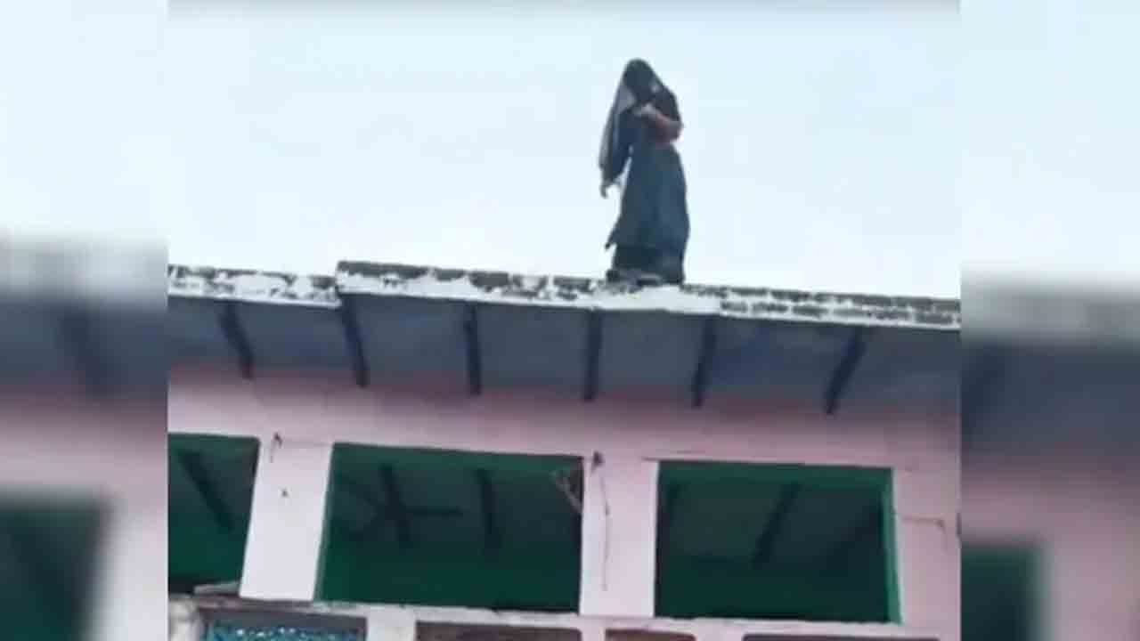 Watch: దూకాలని సవాల్‌ చేసిన భర్త.. మేడ పైనుంచి కిందకు దూకిన భార్య