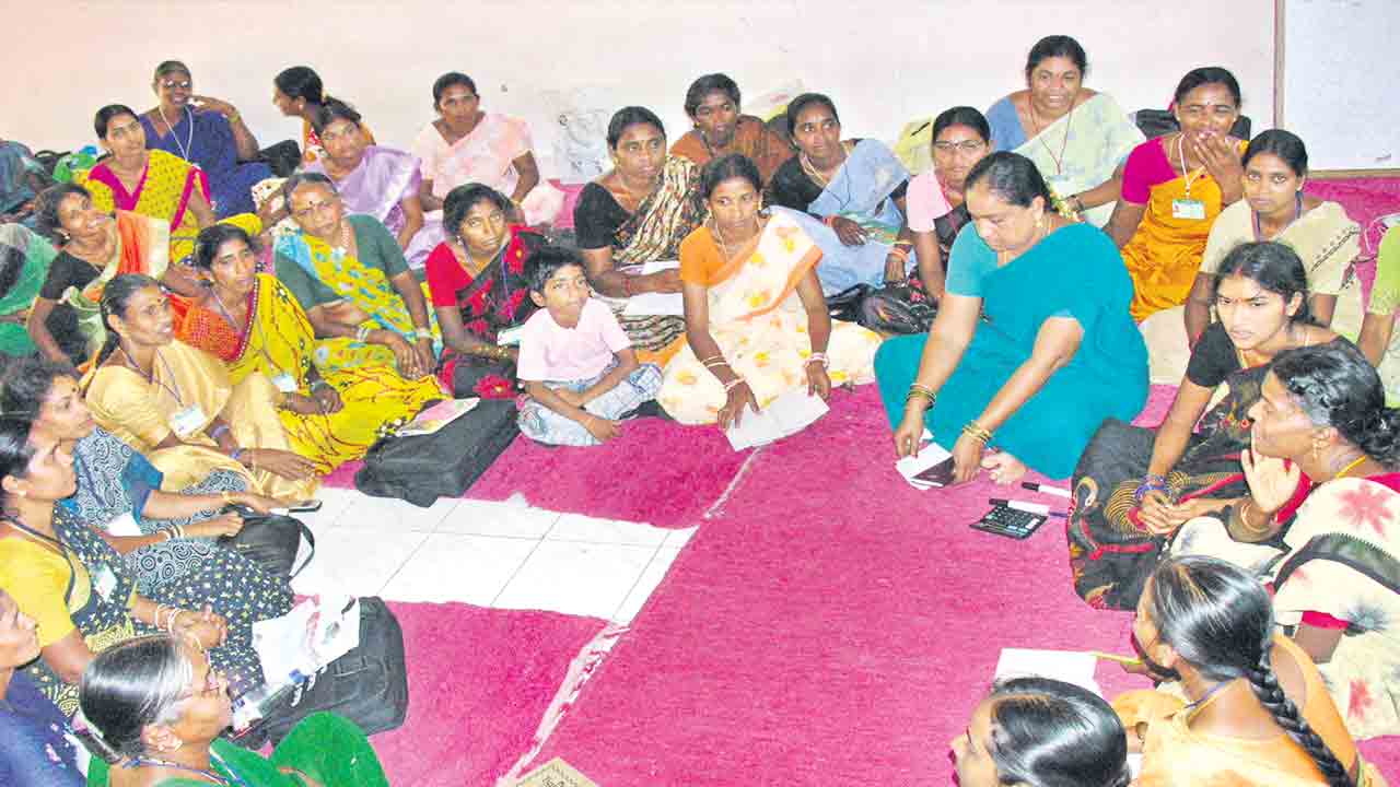 మహిళా సంఘాలకు రూ.5 కోట్ల కమీషన్‌ బాకీ