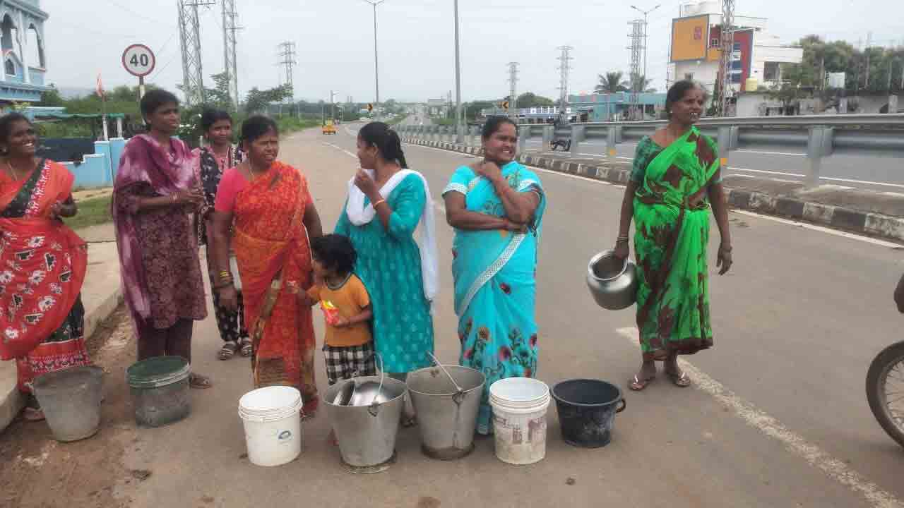Drinking Water Problem | ఖాళీ బిందెలతో జాతీయ రహదారిపై నిరసన .. గ్రామపంచాయతీ కార్యాలయం ముట్టడి