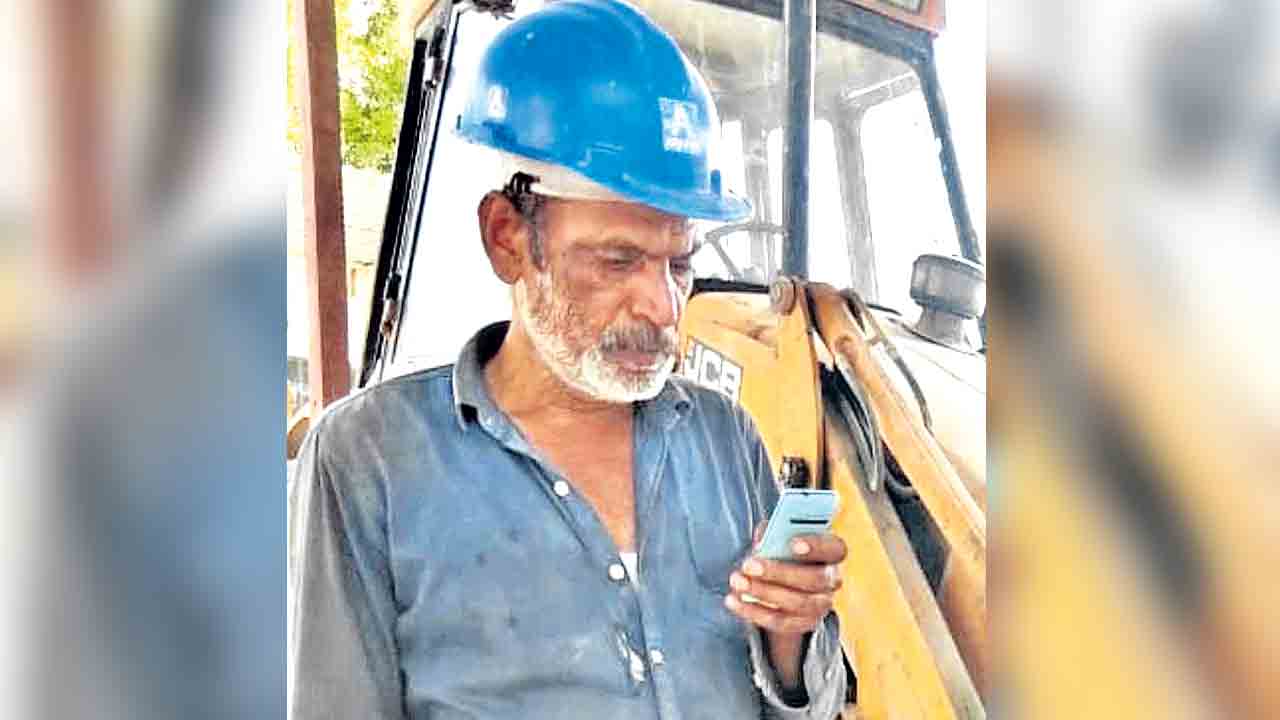 రేకుల షెడ్డుపై కూలిన కాంక్రీట్‌ గోడ