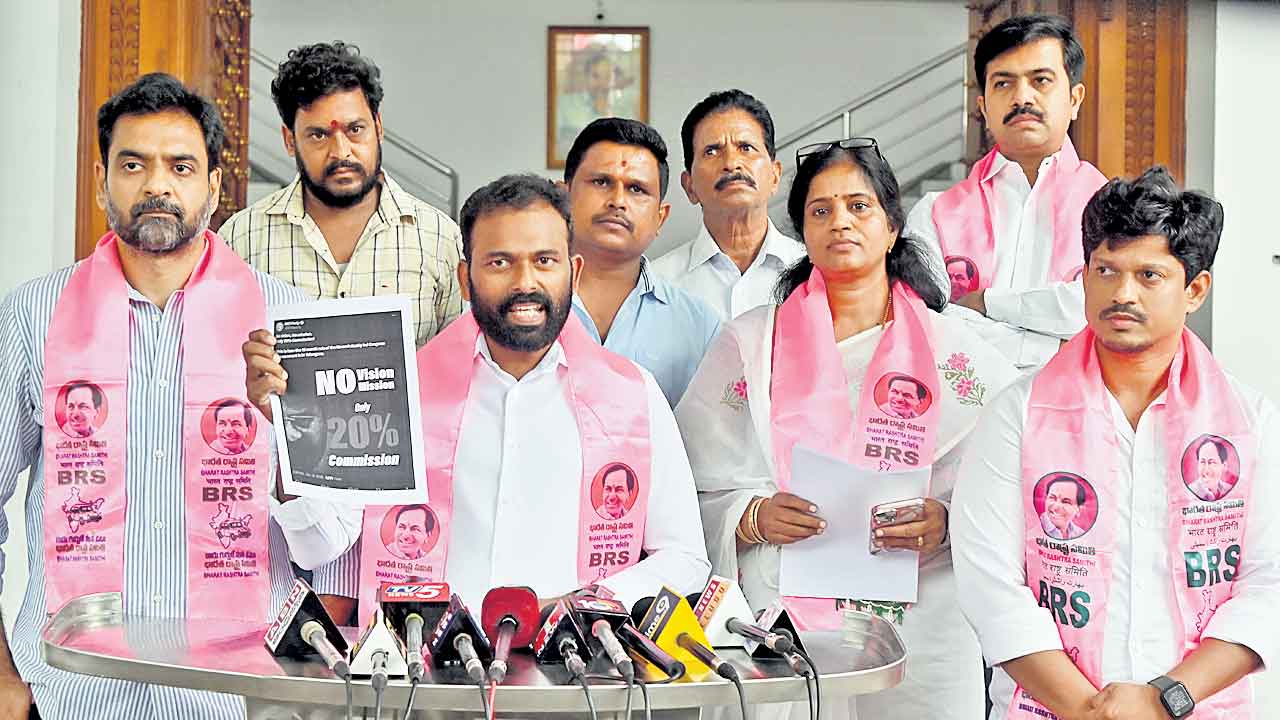 సోషల్‌ మీడియాతో పెట్టుకుంటే ప్రభుత్వాలే కూల్తయి