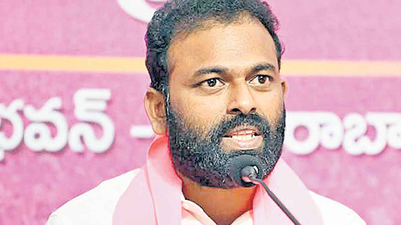 యూరియా అడిగితే పోలీసులను పంపుతరా!