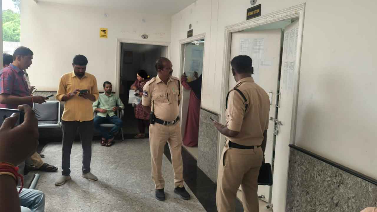 ACB | నిజామాబాద్ మున్సిపల్ కార్యాలయంపై ఏసీబీ దాడులు.. లంచం తీసుకుంటూ పట్టుబడిన ఆర్ఐ