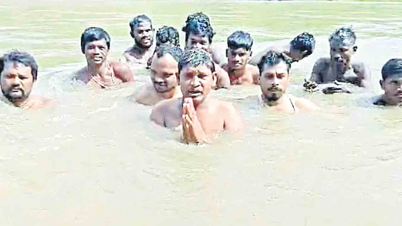 వాగు దాటలేక.. రాత్రంతా బడిలోనే