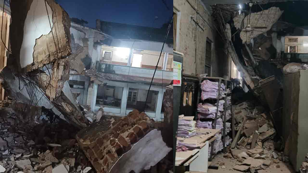 Adilabad | ఆదిలాబాద్ జిల్లాలో భారీ వ‌ర్షం.. కుప్ప‌కూలిన పాత క‌లెక్ట‌రేట్ భ‌వ‌నం