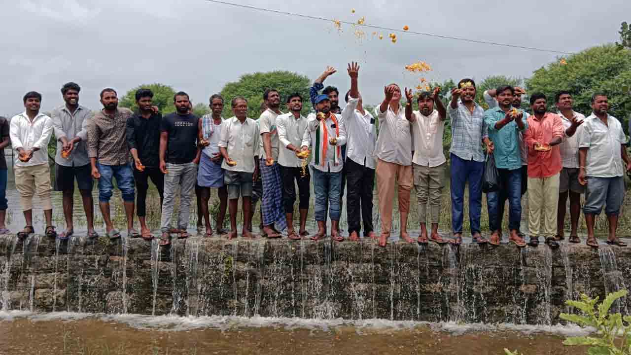 Bachhannapeta | అలింపూర్ చెరువు వద్ద కాంగ్రెస్ నేతల పూజలు