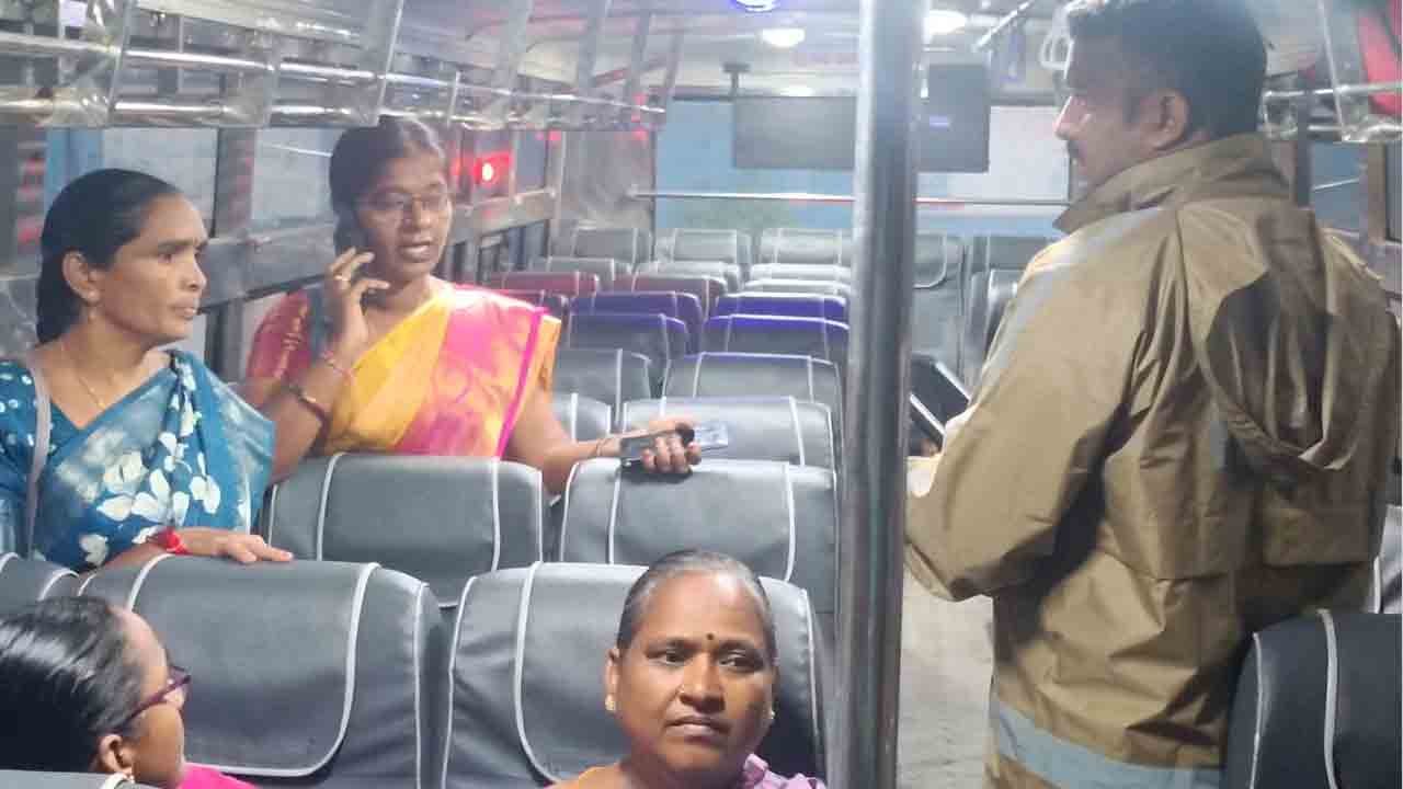 Parakala | పరకాలలో అంగన్‌వాడీ టీచర్లను అడ్డుకుంటున్న పోలీసులు