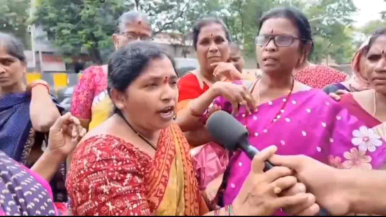 Anganwadi Teachers | ప‌ట్టుకోరాని చోట ప‌ట్టుకుని ఈడ్చుకెళ్లారు.. పోలీసుల‌పై అంగ‌న్‌వాడీ టీచ‌ర్ల ఆగ్ర‌హం